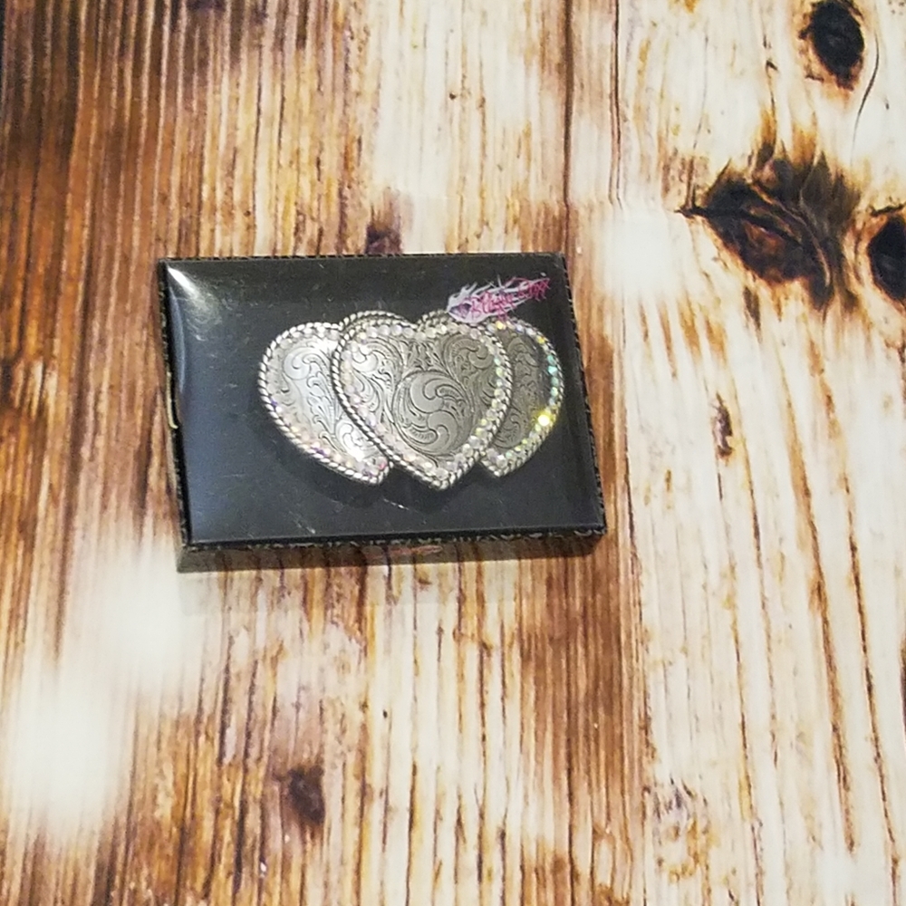 Belt buckle triple hearts